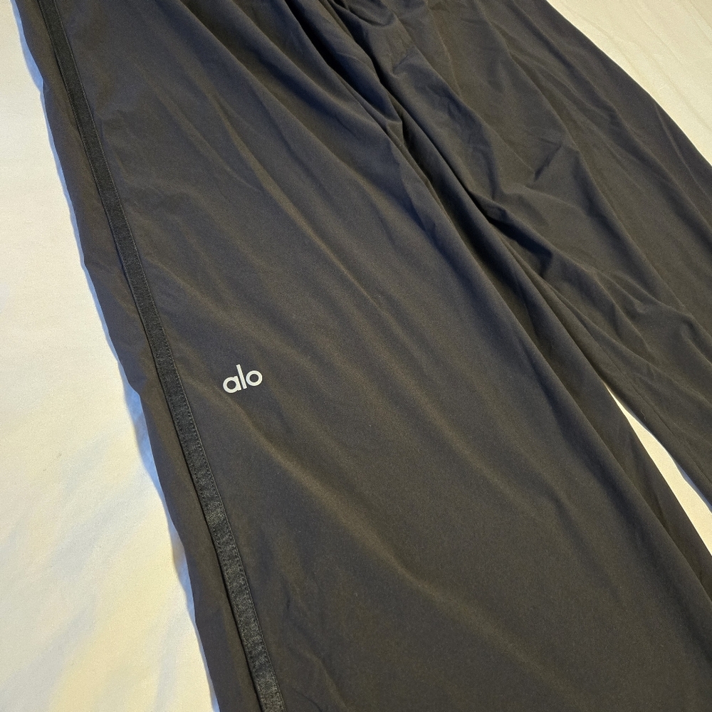 ALO Yoga Breezy Wide-Leg Pants (Long), Black, Size XXS - Picture 9 of 13
